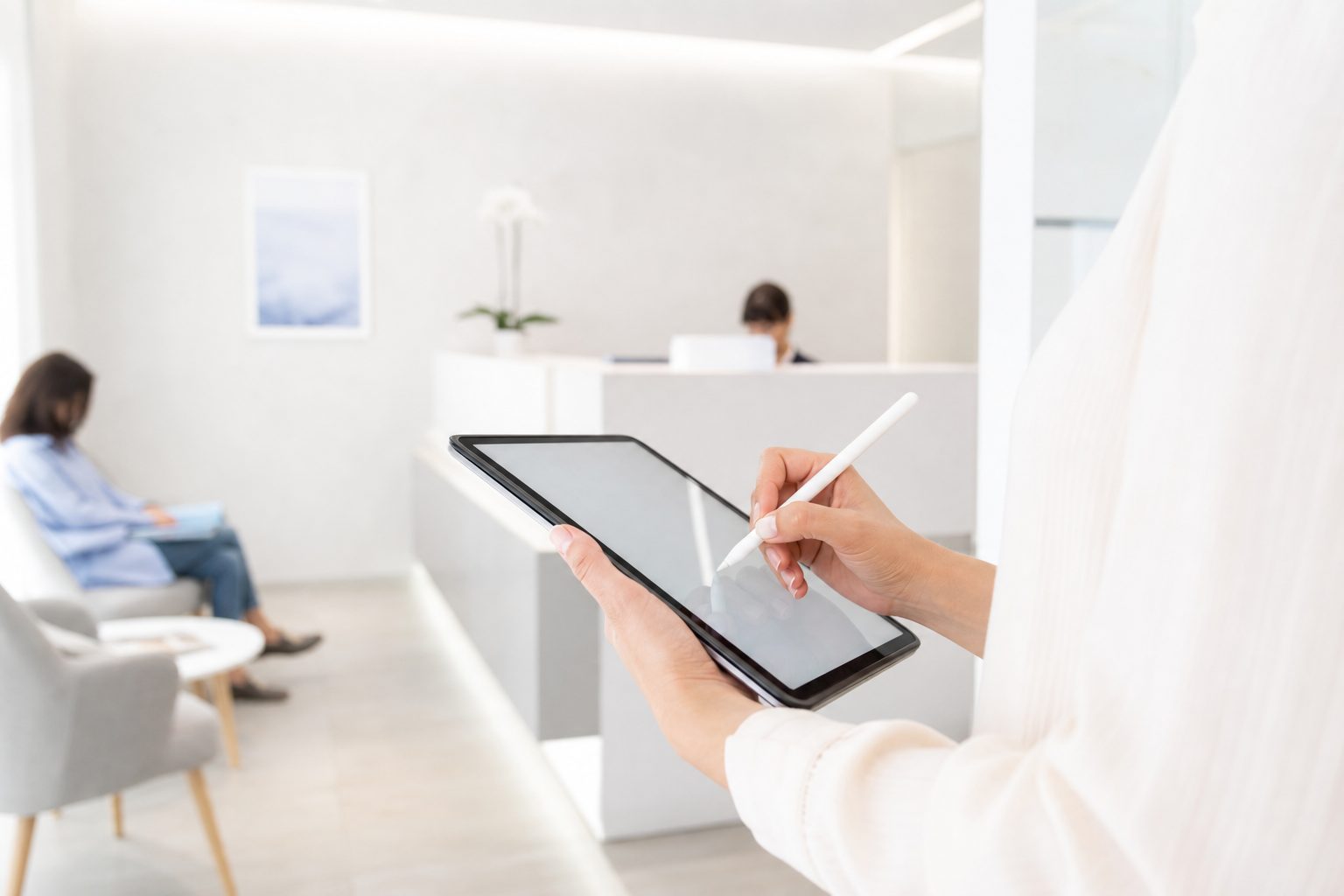 Un tablet appoggiato su un piano chiaro mostra un cerchio rosso sullo schermo acceso.